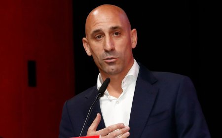 Kiss row: Spanish football federation apologises for 'unacceptable' behaviour of boss Luis Rubiales