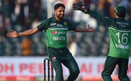 Watch: Afridi presents special souvenir to Haris Rauf