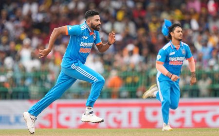 Mohd Siraj chases hat-trick ball to boundary leave Virat Kohli, Shubman Gill, Hardik Pandya in splits | Watch