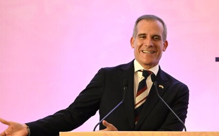 Kashmir issue must be resolved bilaterally by India and Pakistan, says US envoy