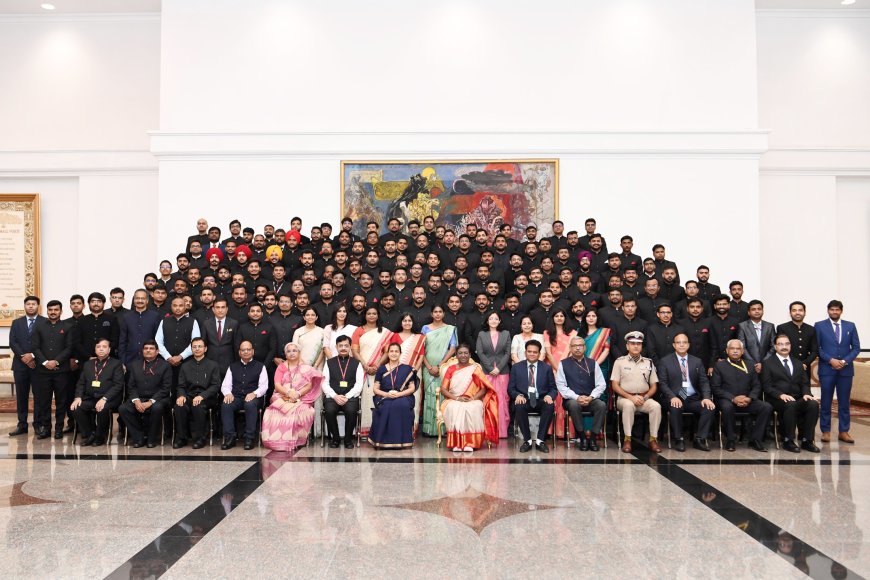 President of India, Smt Droupadi Murmu in a group photograph with probationers of Indian Railways (2019, 2020 and 2021 batch) at Rashtrapati Bhavan