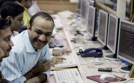 Grasim Industries share price hits fresh 52-week high; is the stock buy-worthy?