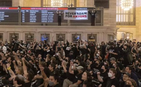 Israel-Hamas war: Protesters shut New York's Grand Central