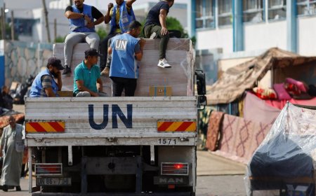 Desperate Palestinians raid UN aid warehouse in Gaza
