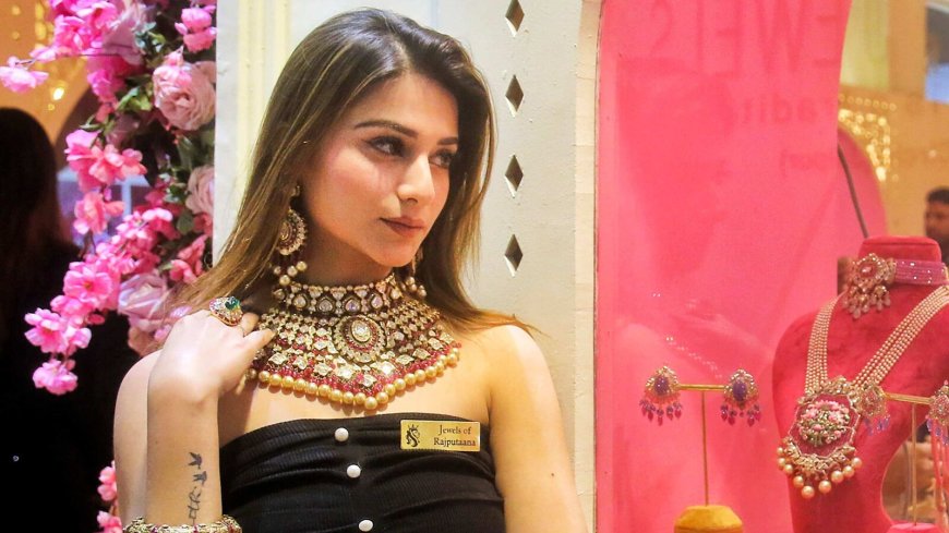 Gold price touches new peak as US dollar index hits three month low. Should you buy in this rally?