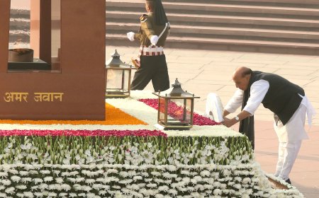 Union Minister for Defence, Rajnath Singh laying a wreath on the occasion of Vijay Diwas at the National War Memorial