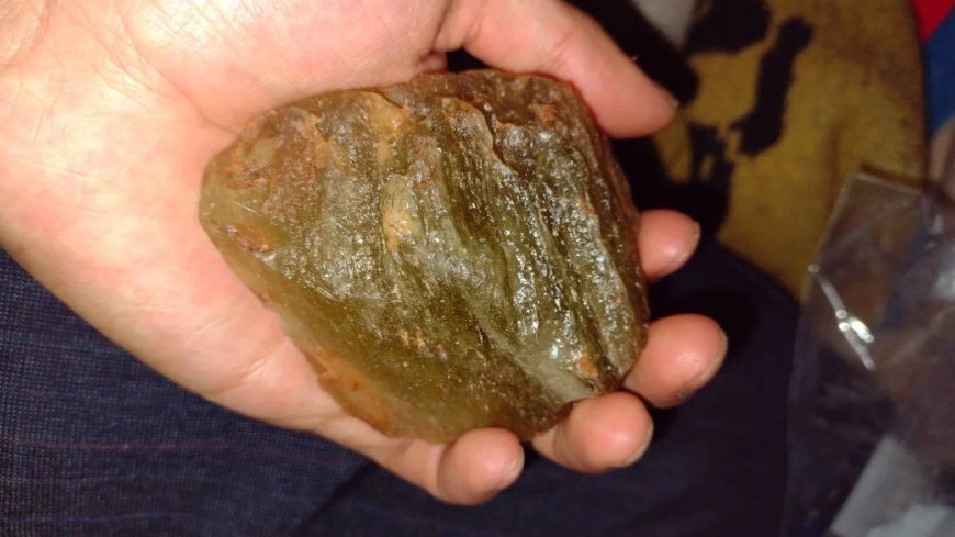 Mysterious Libyan desert glass originated from lost meteor impact