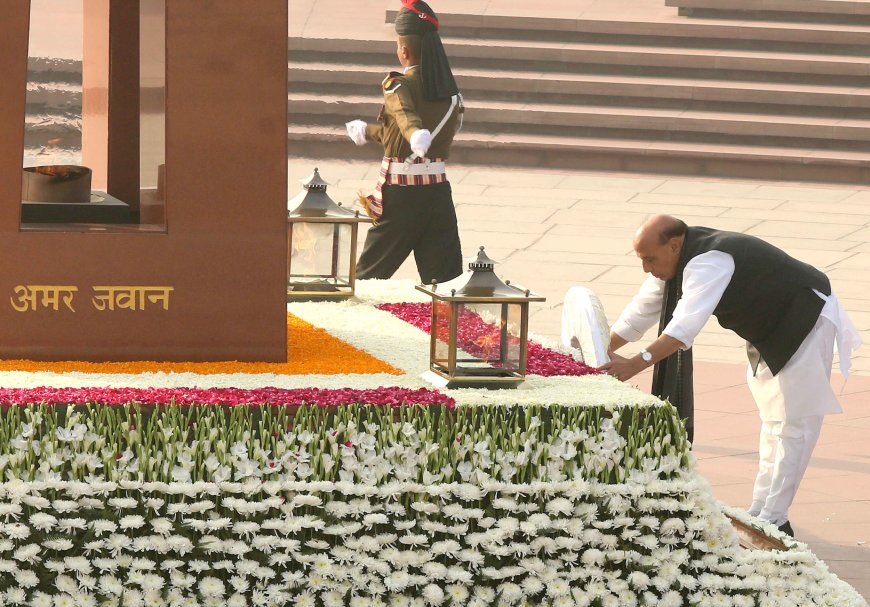 Union Minister for Defence, Rajnath Singh laying a wreath on the occasion of Vijay Diwas at the National War Memorial