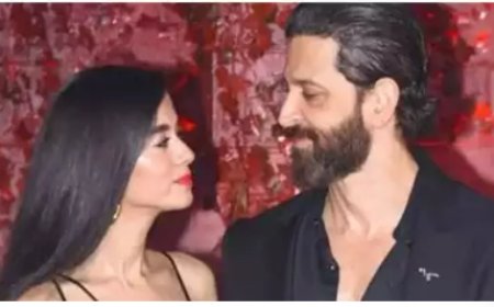 Hrithik Roshan-Saba papped at the airport