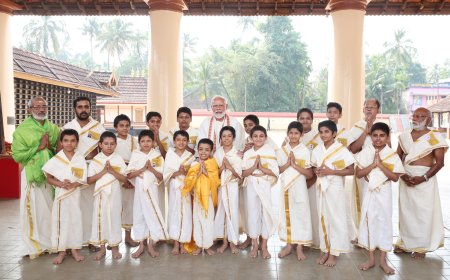PM felicitates artists of cultural program ‘Malayalam Ramayan’ at Thriprayar Shree Ramaswami Temple in Thrissur