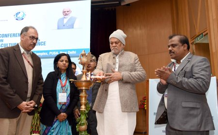 Union Minister Parshottam Rupala lighting the lamp during the National Conference on Fisheries and Aquaculture Insurance