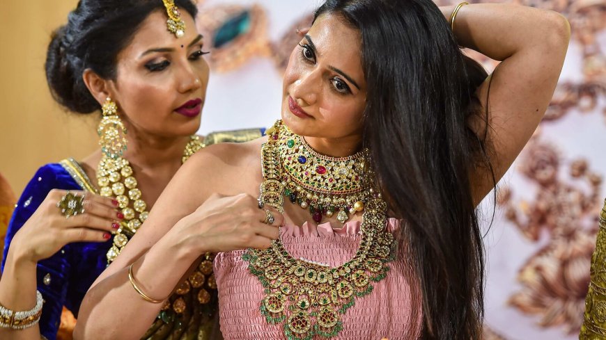 Gold price trades flat ahead of US Fed meeting. Should you buy as Middle East crisis escalates?