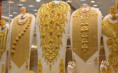 Gold price dips for second straight week on higher US Fed rate buzz. Opportunity to buy?