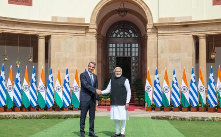 PM and the Prime Minister of Hellenic Republic (Greece), Mr. Kyriakos Mitsotakis arrive at Hyderabad house