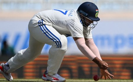 Ind vs Eng 4th Test: Hilarious conversation between Sarfaraz Khan, Shoaib Bashir caught on stump mic