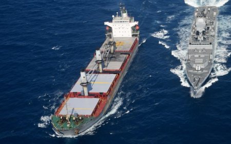 Indian warship aids merchant vessel under attack in Gulf of Aden