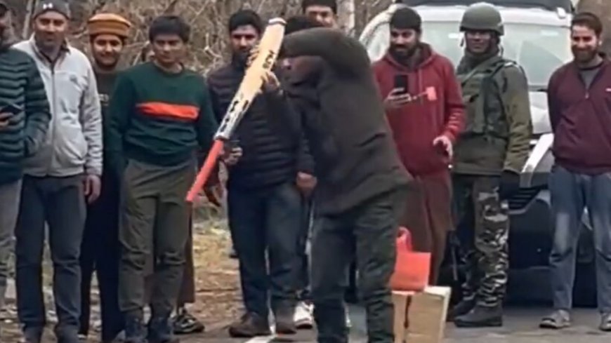 ‘Kaun hai tumhara bowler’: Sachin's upside down batting wins hearts in Kashmir | WATCH
