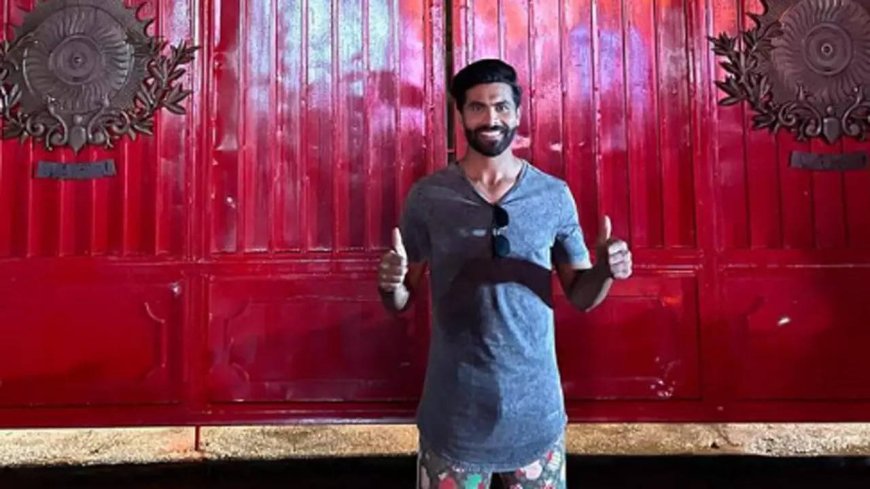 'Fun to pose as a fan...': Jadeja pays tribute to 'legend' Dhoni