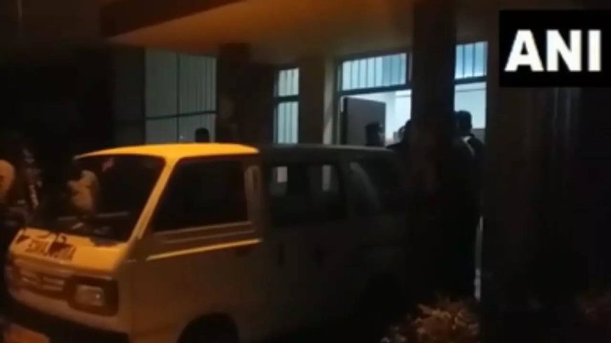 Hry prof kills 8-year-old daughter & self with surgical blade