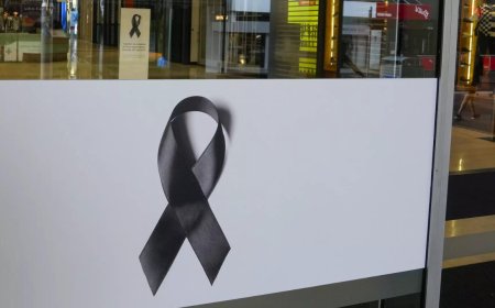 Bondi beach candlelight memorial honors victims of shopping mall knife attack