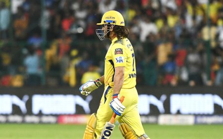 Virat Kohli heads to CSK dressing room to meet MS Dhoni after Thala exits without handshake; Netizens divided