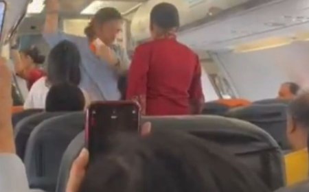 MS Dhoni travels in economy class from Bengaluru to Ranchi, co-passengers cheer Thala | Video