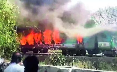 3 coaches of Taj Express with 300 on board catch fire