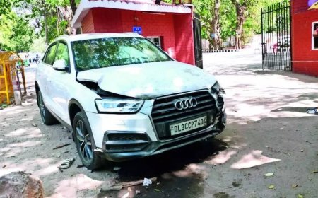 Speeding Audi crashes into DU footpath, 1 dead