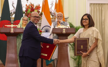PM and the Prime Minister of Bangladesh, Smt. Sheikh Hasina witnessing the Exchange of Agreements at Hyderabad house