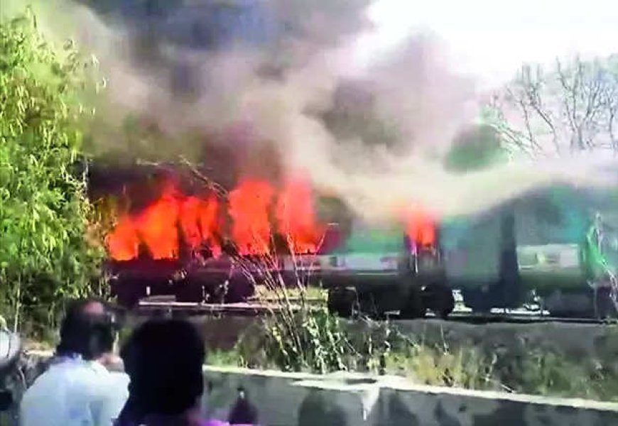 3 coaches of Taj Express with 300 on board catch fire