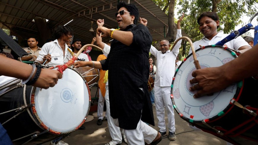 Lok Sabha Elections 2024: Celebrations outside Congress headquarters in Delhi | WATCH