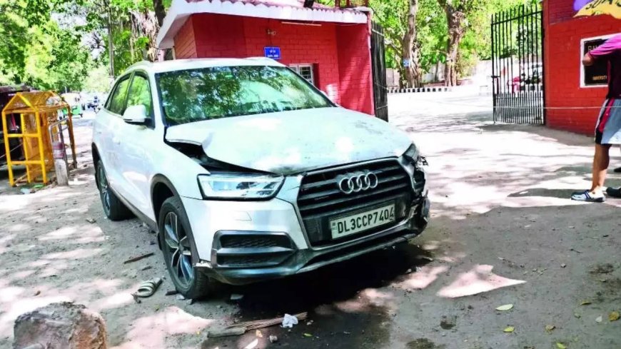 Speeding Audi crashes into DU footpath, 1 dead