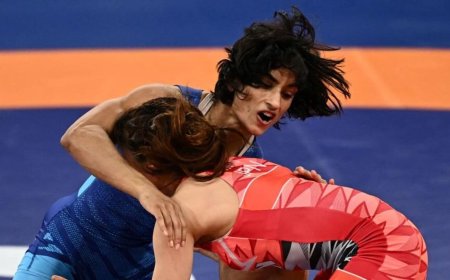 Vinesh Phogat leaves Paris Games village ahead of CAS verdict | Video