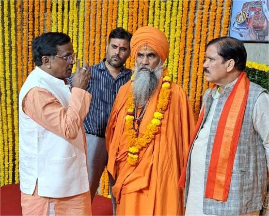 बीजेपी अध्यक्ष विवेक जी जोशी आश्रम पहुंचे और समाधि वाले बाबा और  भगवान महर्षि वाल्मीकि जी  के दर्शन कर आशीर्वाद प्राप्त किया