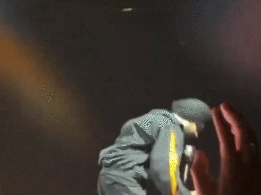 पंजाबी सिंगर पर फैन ने फेंका फोन:पटियाला पैग सॉन्ग गा रहे थे दिलजीत दोसांझ; पहले फैन को समझाया, फिर जैकेट गिफ्ट की