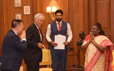 सिंगापुर के रक्षा मंत्री ने राष्ट्रपति से मुलाकात की