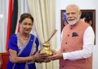 PM exchanges gifts with the Prime Minister of the Republic of Trinidad and Tobago