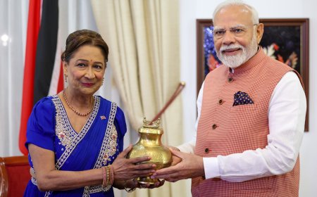 PM exchanges gifts with the Prime Minister of the Republic of Trinidad and Tobago
