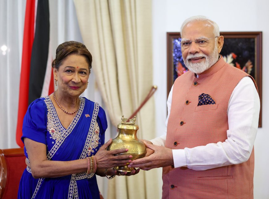 PM exchanges gifts with the Prime Minister of the Republic of Trinidad and Tobago