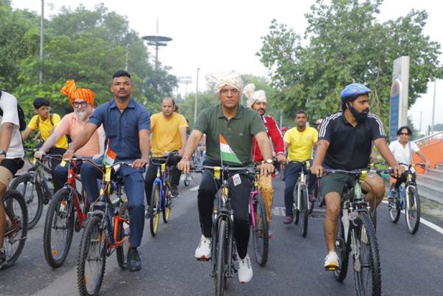 Dr. Mansukh Mandaviya leads 35th Fit India Sundays on Cycle Tiranga Rally with Panchayat Representatives in Delhi